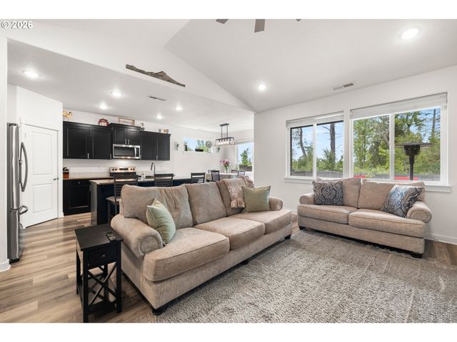 1655 N BROADWAY St, Estacada, OR 97023