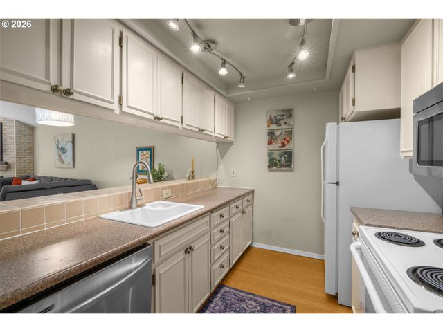 15695 Sw 114TH Ct 8, Portland, OR 97224