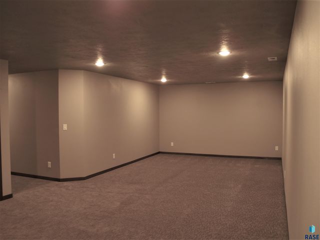 308 E Countryside Ave Avenue, Lennox, SD 57039