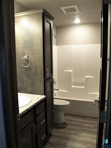 308 E Countryside Ave Avenue, Lennox, SD 57039