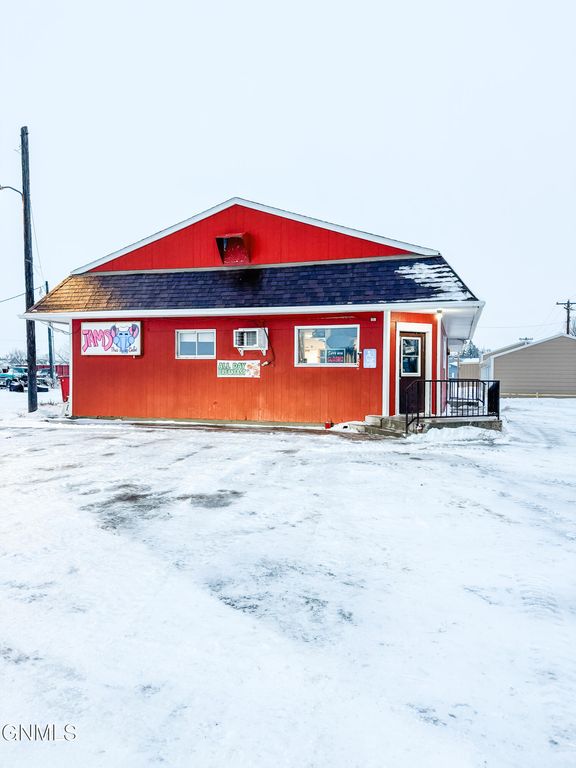 702 4th Street SE, Crosby, ND 58730 photo 1