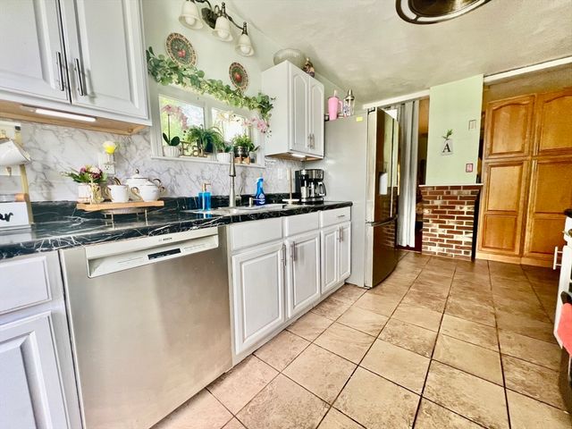 86 Beaverbrook Pkwy, Worcester, MA 01603
