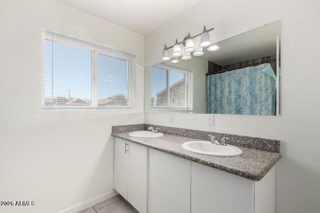 2828 E CHIPMAN Road, Phoenix, AZ 85040