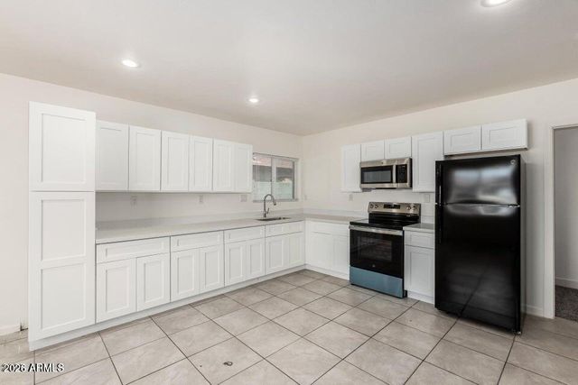 2828 E CHIPMAN Road, Phoenix, AZ 85040
