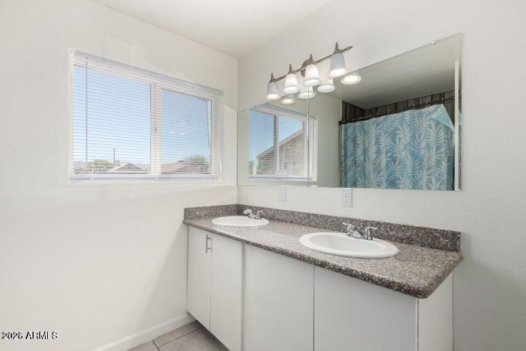 Image 13 of property listing at 2828 E CHIPMAN Road, Phoenix, AZ 85040