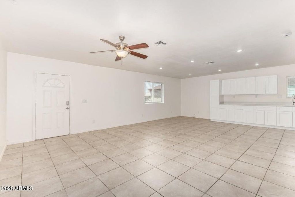Image 4 of property listing at 2828 E CHIPMAN Road, Phoenix, AZ 85040