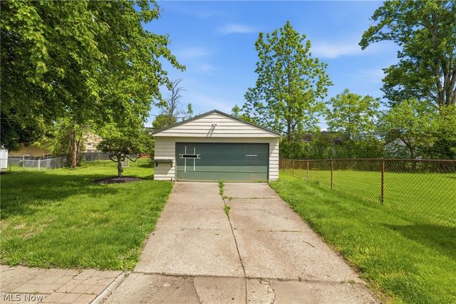 24264 Fairlawn Drive, North Olmsted, OH 44070