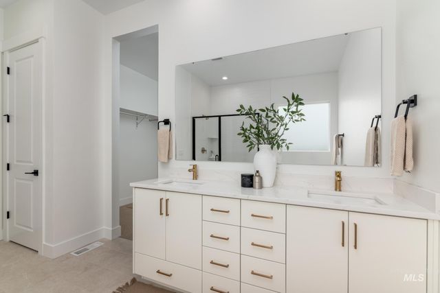 947 W Hammer Falls Dr, Meridian, ID 83642