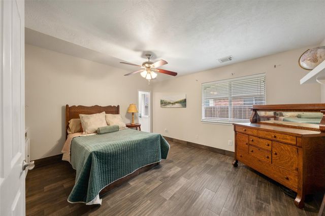 166 Queenscliff Court, The Woodlands, TX 77382