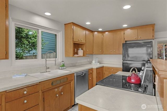 1707 Markham Avenue NE, Tacoma, WA 98422