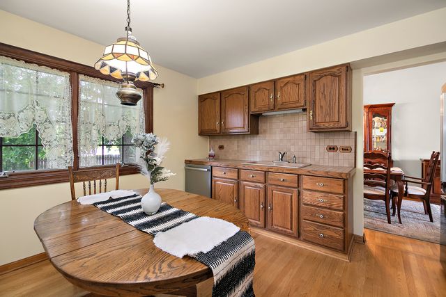 1409 E Rosehill Drive, Arlington Heights, IL 60004