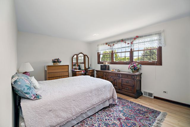 1409 E Rosehill Drive, Arlington Heights, IL 60004