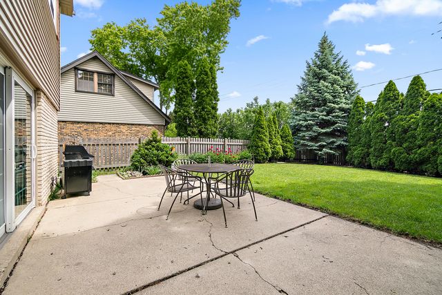 1409 E Rosehill Drive, Arlington Heights, IL 60004