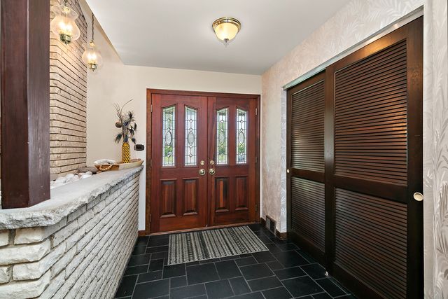 1409 E Rosehill Drive, Arlington Heights, IL 60004