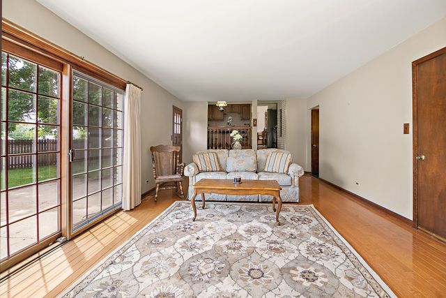 1409 E Rosehill Drive, Arlington Heights, IL 60004