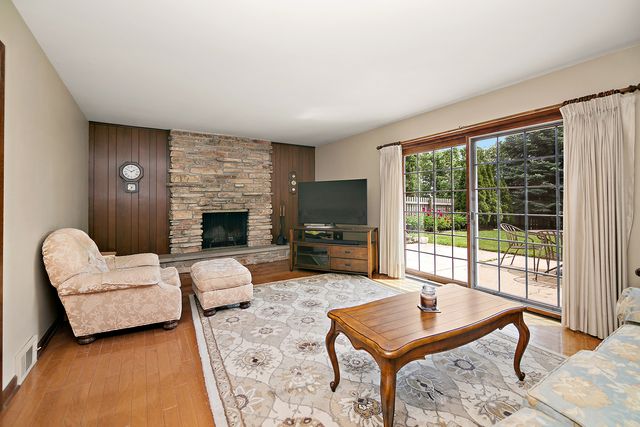 1409 E Rosehill Drive, Arlington Heights, IL 60004
