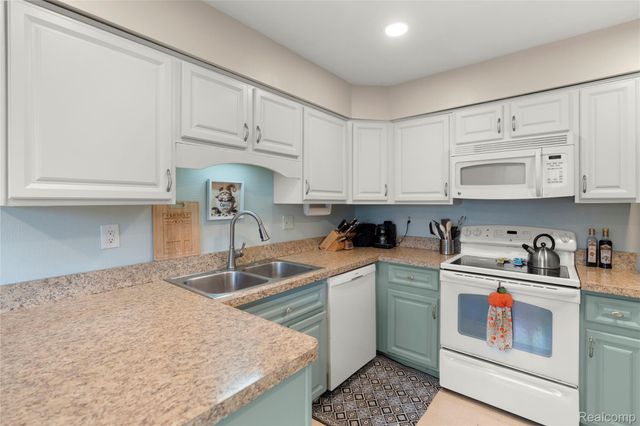 13057 Lockmoor Drive, Grand Blanc, MI 48439