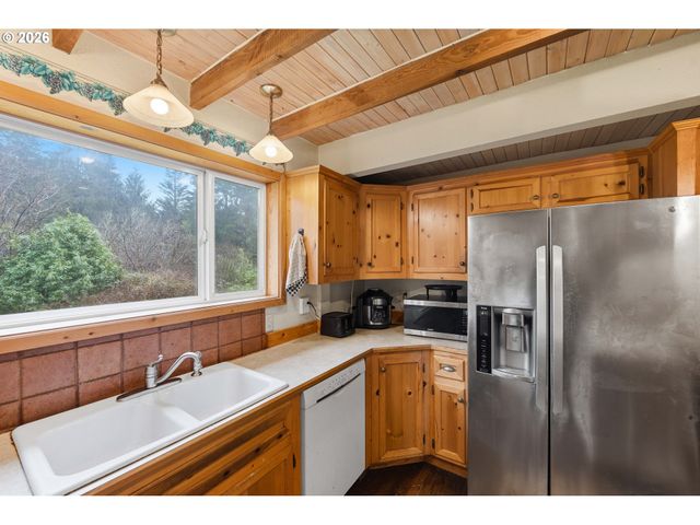 67714 N BAY Rd, North Bend, OR 97459