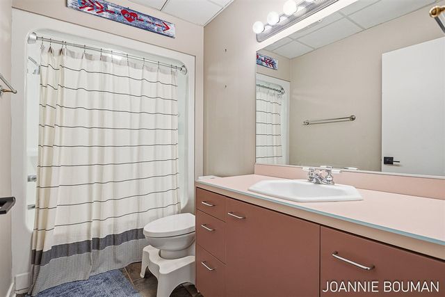 792 Pine Bay Avenue, Holland, MI 49424