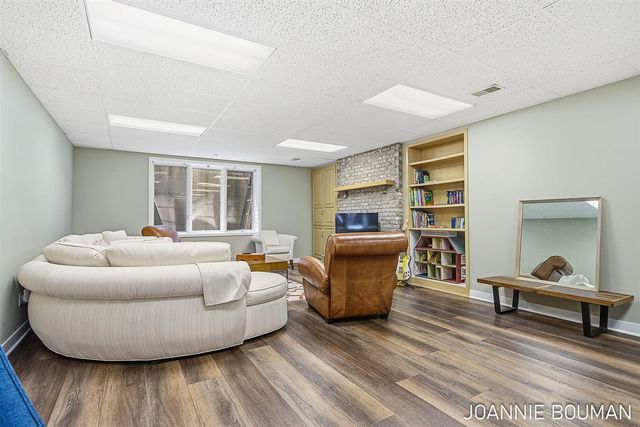 792 Pine Bay Avenue, Holland, MI 49424