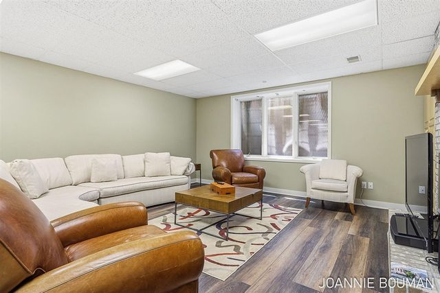 792 Pine Bay Avenue, Holland, MI 49424