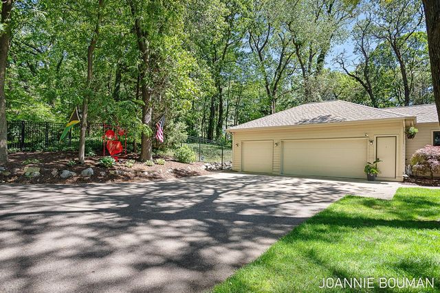 792 Pine Bay Avenue, Holland, MI 49424
