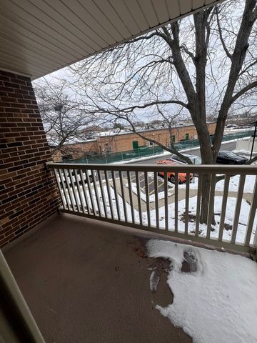 910 W Alleghany Drive 2A, Arlington Heights, IL 60004