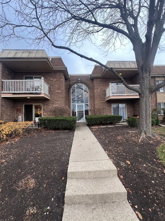 910 W Alleghany Drive 2A, Arlington Heights, IL 60004