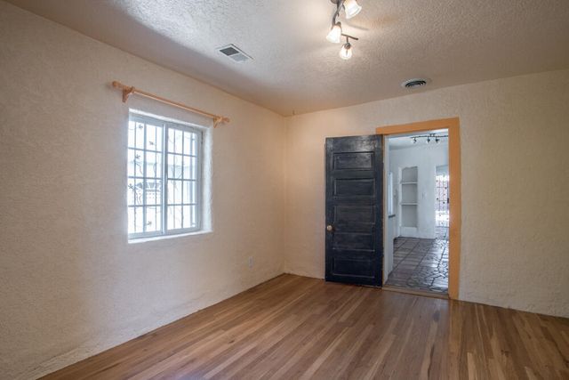 902 Edith Boulevard NE, Albuquerque, NM 87102