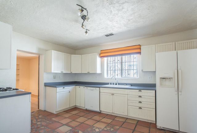 902 Edith Boulevard NE, Albuquerque, NM 87102