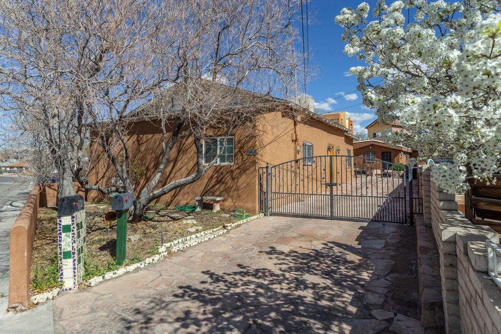 902 Edith Boulevard NE, Albuquerque, NM 87102