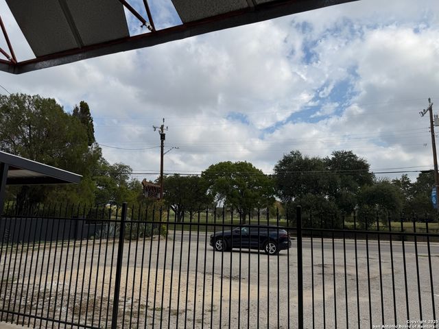 2011 Mission, San Antonio, TX 78214