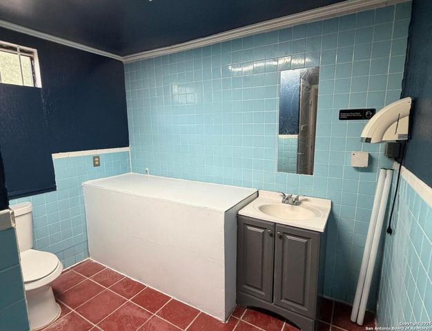 2011 Mission, San Antonio, TX 78214