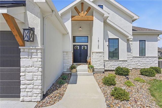 18120 N Peach Blossom Drive, Platte City, MO 64079