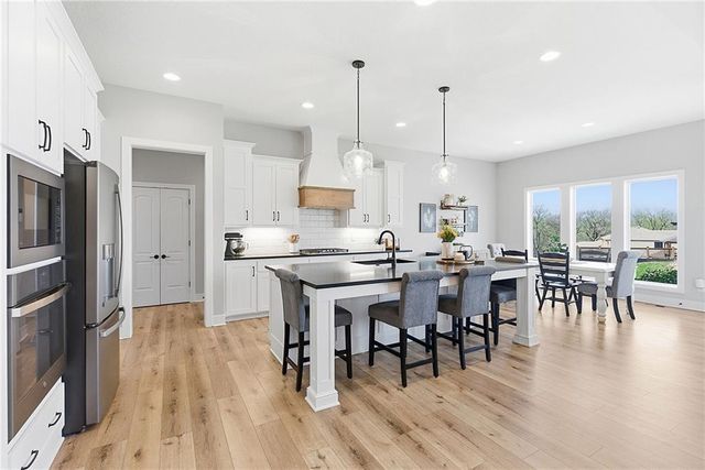 18120 N Peach Blossom Drive, Platte City, MO 64079