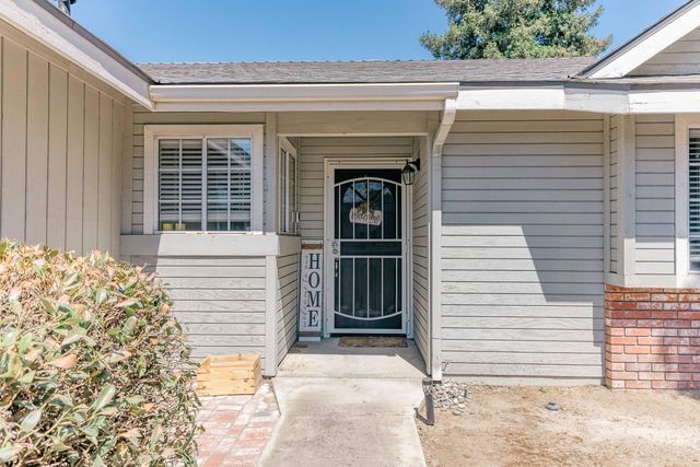 434 Fallbrook Court, Tulare, CA 93274