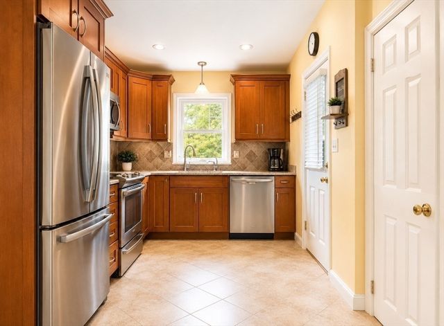 38 Veranda Ave, Tewksbury, MA 01876