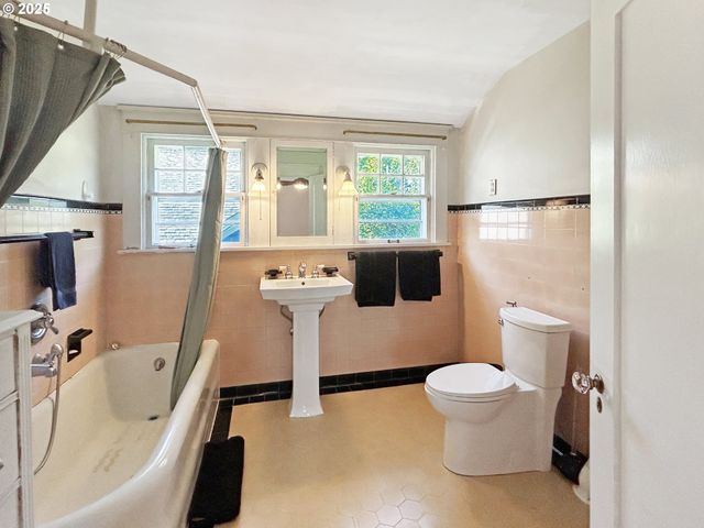 4585 LEIF ERIKSON Dr, Astoria, OR 97103