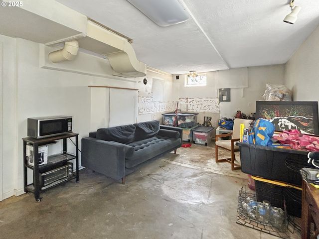 4585 LEIF ERIKSON Dr, Astoria, OR 97103
