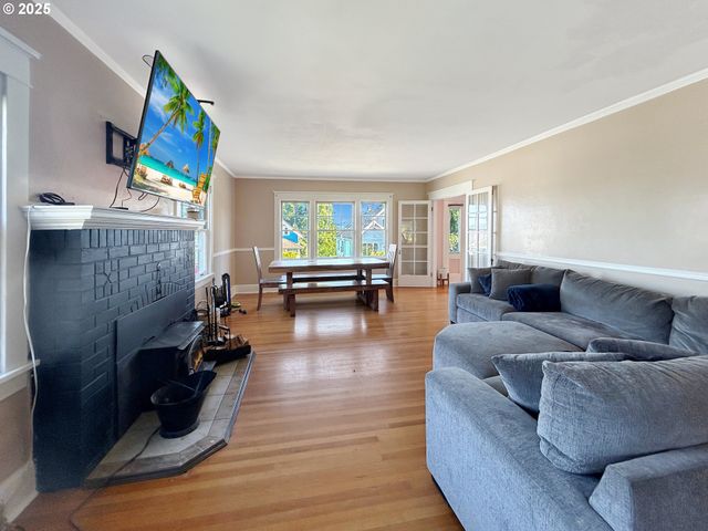 4585 LEIF ERIKSON Dr, Astoria, OR 97103
