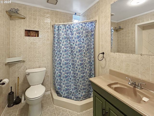 4585 LEIF ERIKSON Dr, Astoria, OR 97103