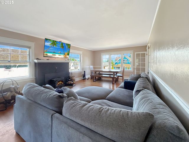 4585 LEIF ERIKSON Dr, Astoria, OR 97103