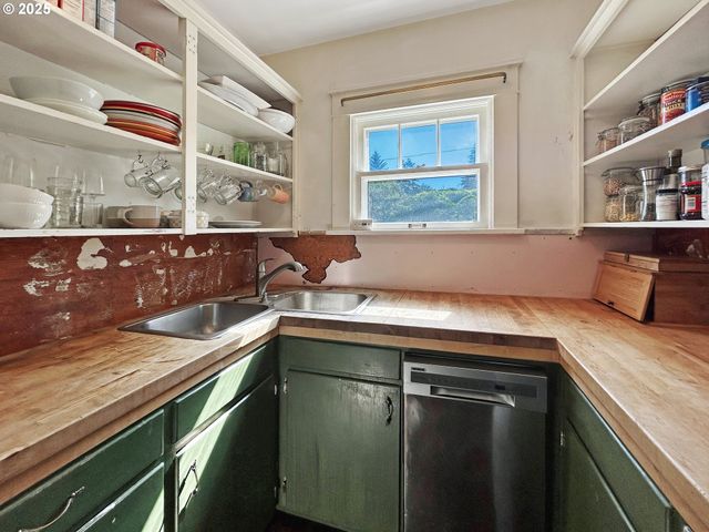 4585 LEIF ERIKSON Dr, Astoria, OR 97103