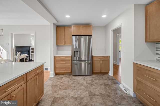 6 BUTTS AVE, Bordentown, NJ 08505