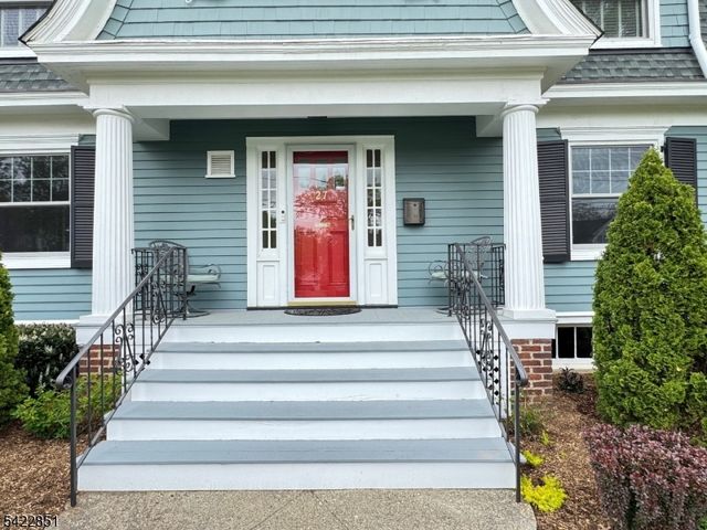 27 Maple Ter, Maplewood Twp., NJ 07040