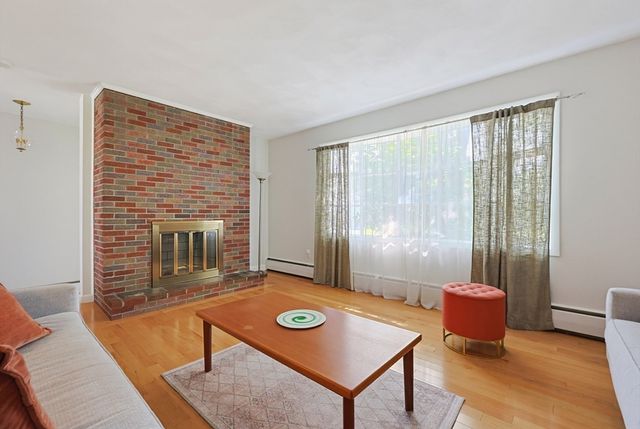 18 Fletcher St, Worcester, MA 01604