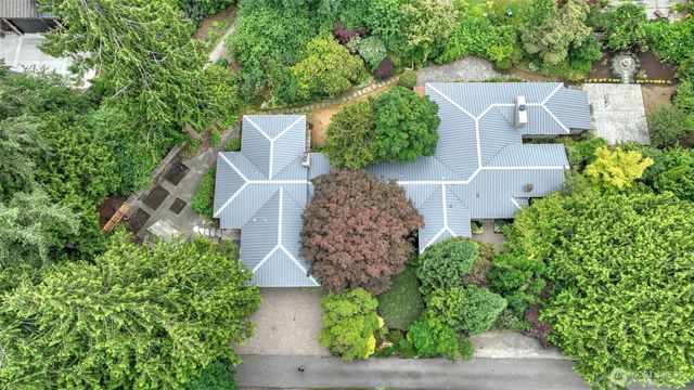 10555 SE 28th Street, Beaux Arts, WA 98004