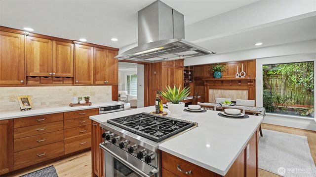 10555 SE 28th Street, Beaux Arts, WA 98004