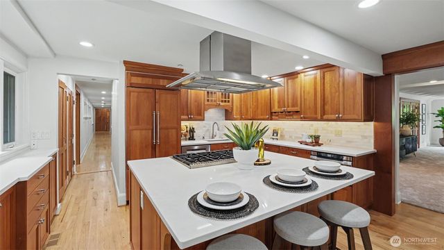 10555 SE 28th Street, Beaux Arts, WA 98004