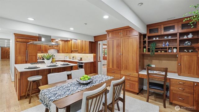 10555 SE 28th Street, Beaux Arts, WA 98004